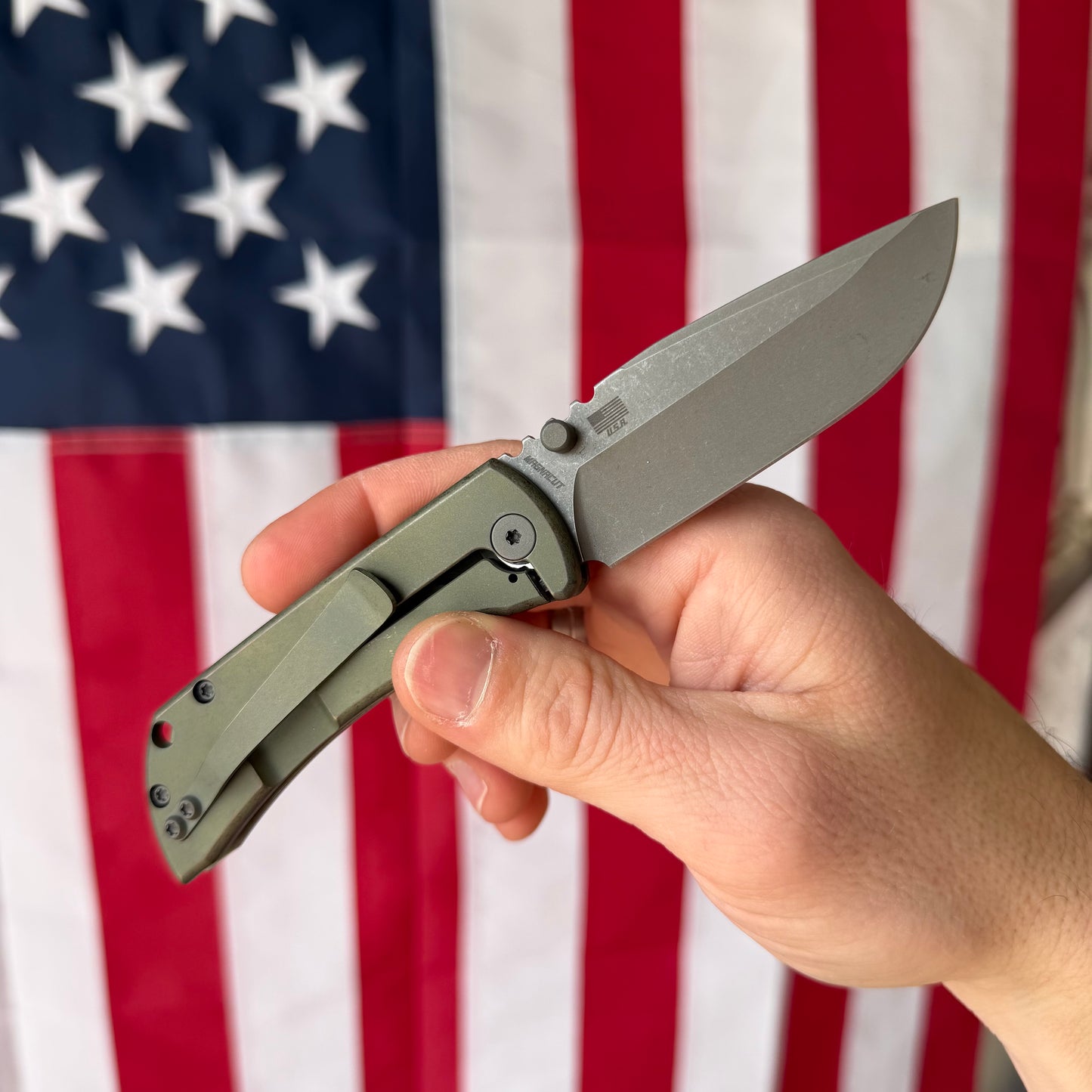 McNees PM MAC 2 GEN 2, 3″ Blade, Green Anodized Titanium, Atomic Stonewashed MagnaCut, Bronze Hardware, Made in USA (Model 2444)