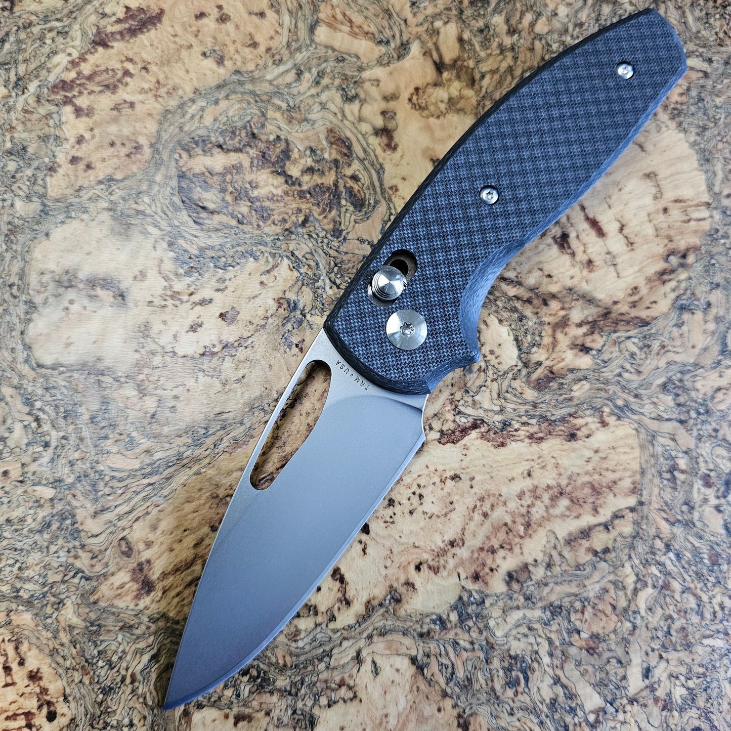 TRM BULLDOG Carbon Fiber Textured, 2.9″ CPM 20CV Blade, Made in USA (Bulldog Rev. B)